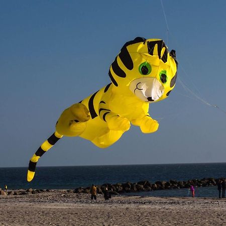 Ferienwohnungen-Neue-Tiefe-Wohnung-Kleiderbuegel Neue Tiefe Fehmarn Bagian luar foto