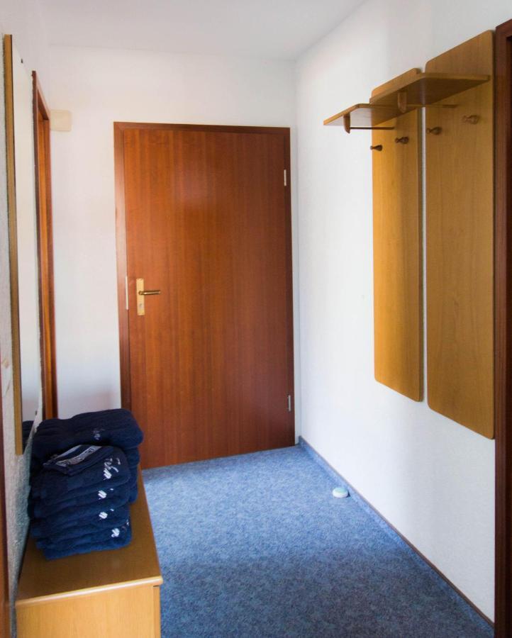 Ferienwohnungen-Neue-Tiefe-Wohnung-Kleiderbuegel Neue Tiefe Fehmarn Bagian luar foto