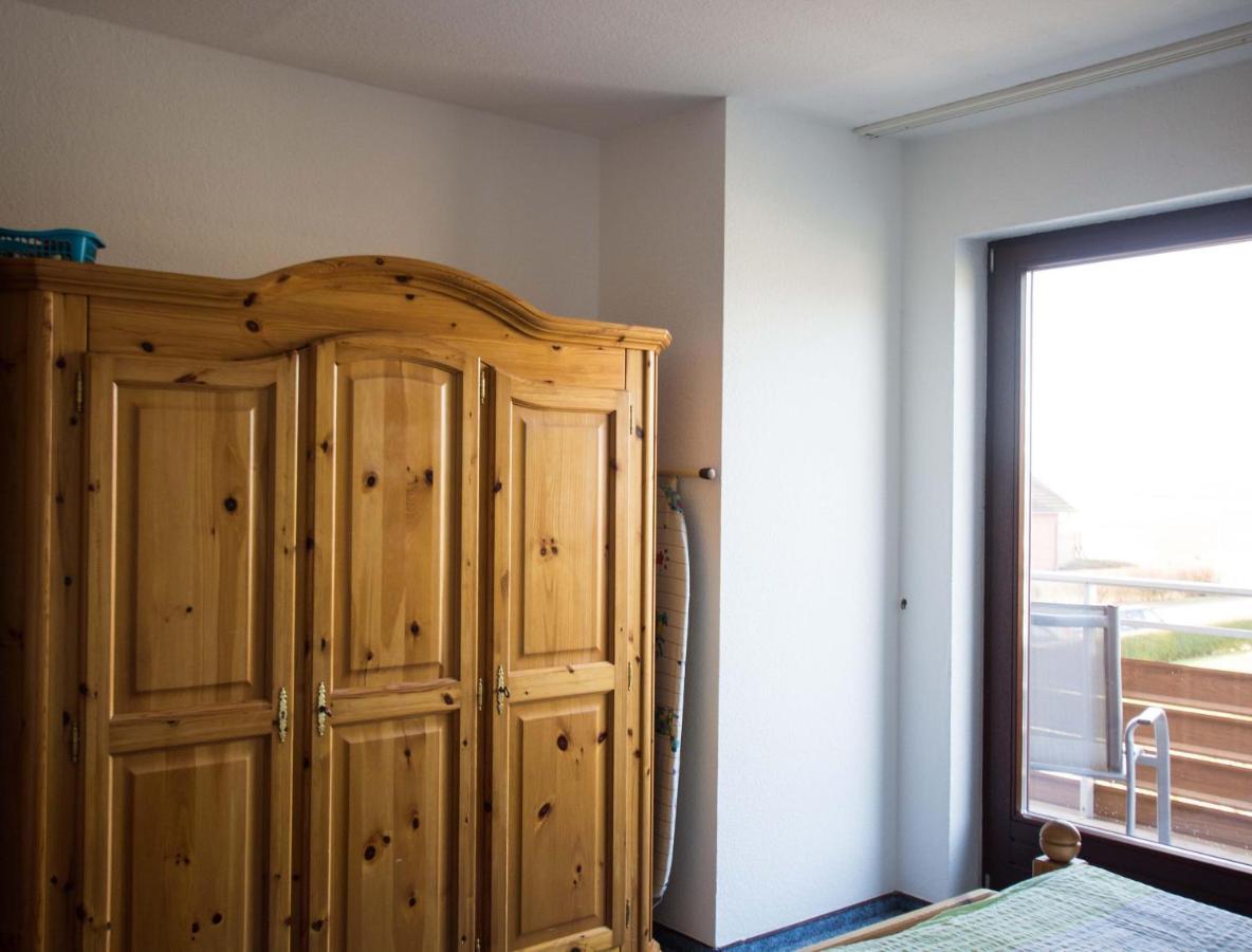 Ferienwohnungen-Neue-Tiefe-Wohnung-Kleiderbuegel Neue Tiefe Fehmarn Bagian luar foto
