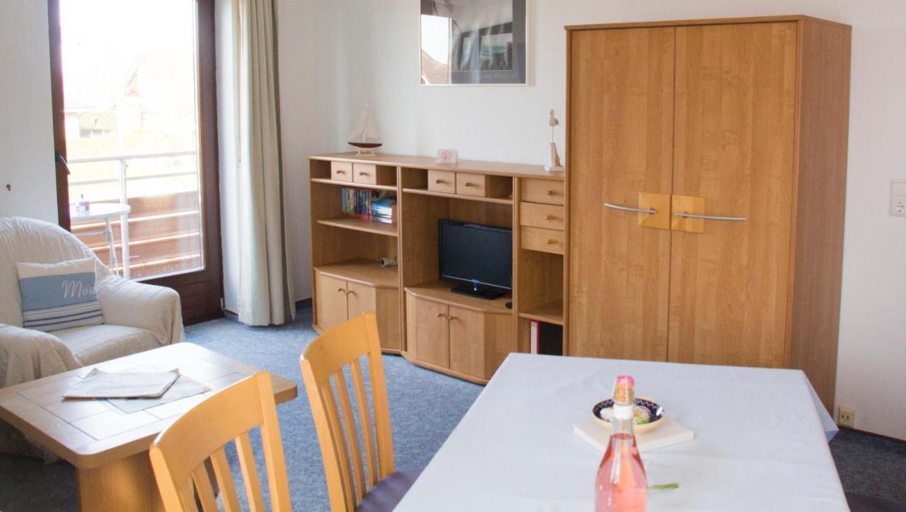 Ferienwohnungen-Neue-Tiefe-Wohnung-Kleiderbuegel Neue Tiefe Fehmarn Bagian luar foto