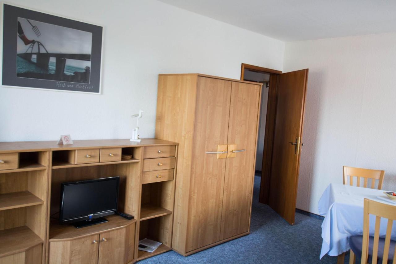 Ferienwohnungen-Neue-Tiefe-Wohnung-Kleiderbuegel Neue Tiefe Fehmarn Bagian luar foto