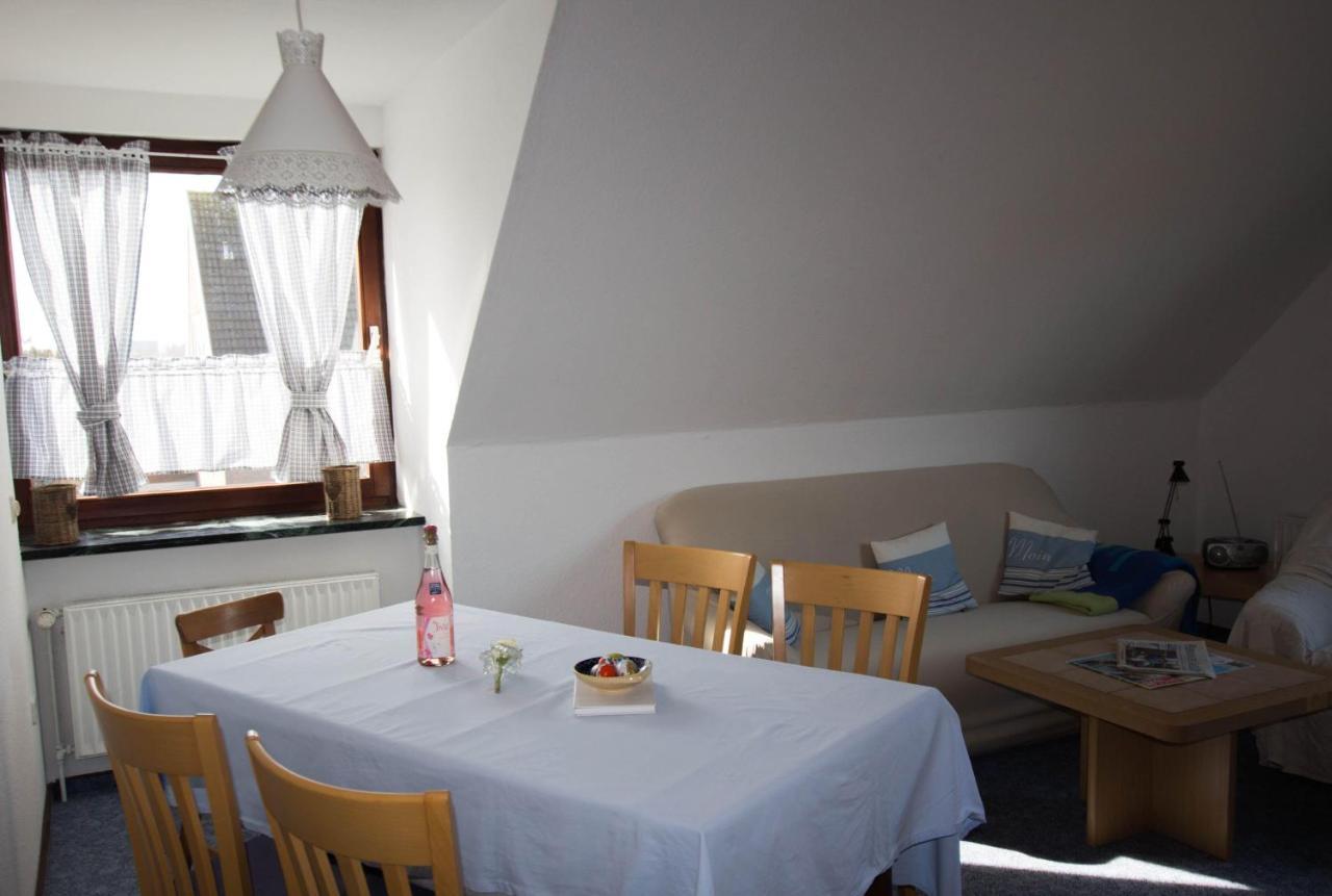Ferienwohnungen-Neue-Tiefe-Wohnung-Kleiderbuegel Neue Tiefe Fehmarn Bagian luar foto