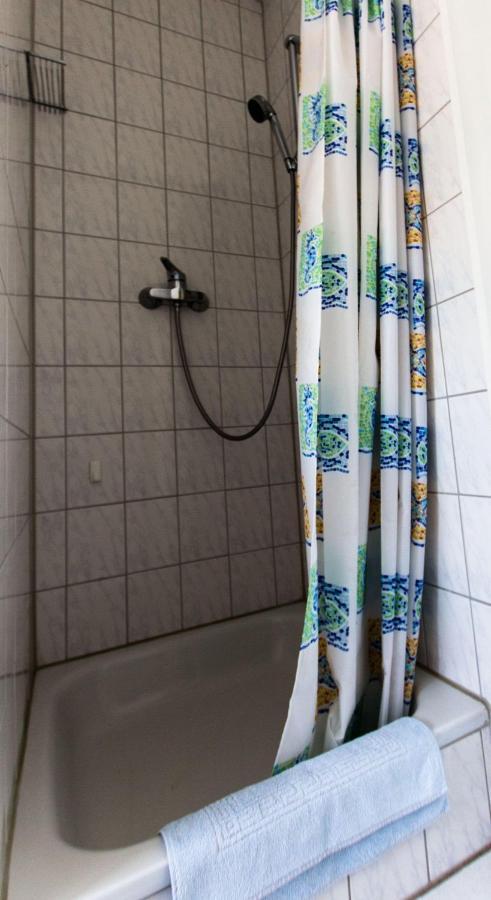 Ferienwohnungen-Neue-Tiefe-Wohnung-Kleiderbuegel Neue Tiefe Fehmarn Bagian luar foto
