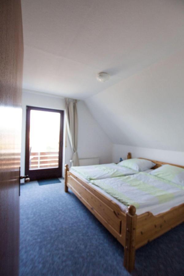 Ferienwohnungen-Neue-Tiefe-Wohnung-Kleiderbuegel Neue Tiefe Fehmarn Bagian luar foto