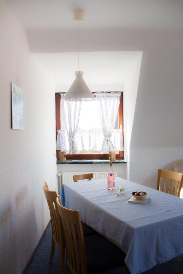 Ferienwohnungen-Neue-Tiefe-Wohnung-Kleiderbuegel Neue Tiefe Fehmarn Bagian luar foto