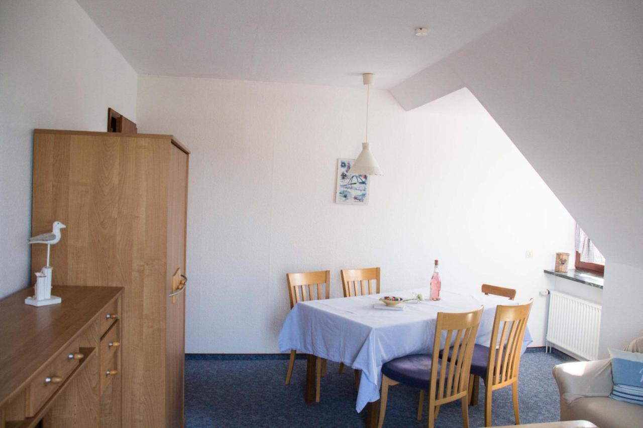 Ferienwohnungen-Neue-Tiefe-Wohnung-Kleiderbuegel Neue Tiefe Fehmarn Bagian luar foto