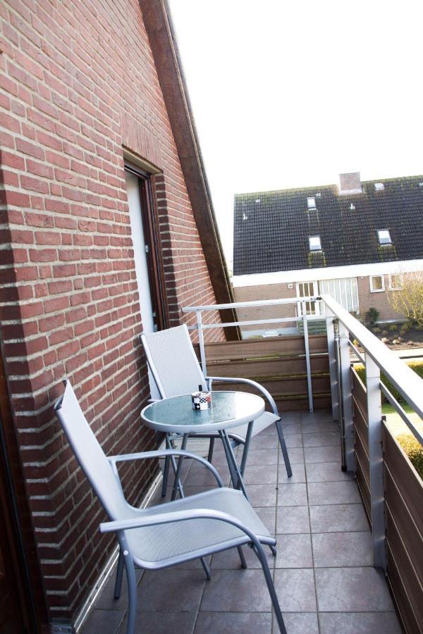 Ferienwohnungen-Neue-Tiefe-Wohnung-Kleiderbuegel Neue Tiefe Fehmarn Bagian luar foto
