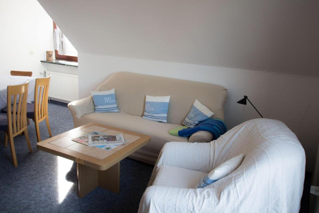 Ferienwohnungen-Neue-Tiefe-Wohnung-Kleiderbuegel Neue Tiefe Fehmarn Bagian luar foto