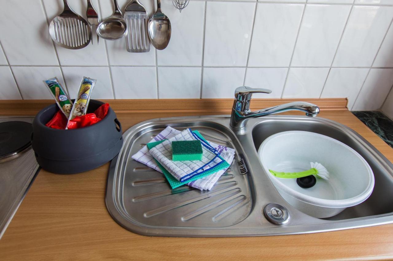 Ferienwohnungen-Neue-Tiefe-Wohnung-Kleiderbuegel Neue Tiefe Fehmarn Bagian luar foto